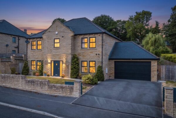 6 Snelsins Road, Cleckheaton, BD19