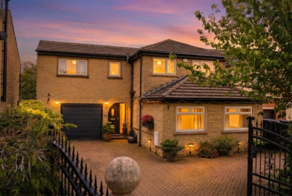 122 Oxford Road, Gomersal, BD19